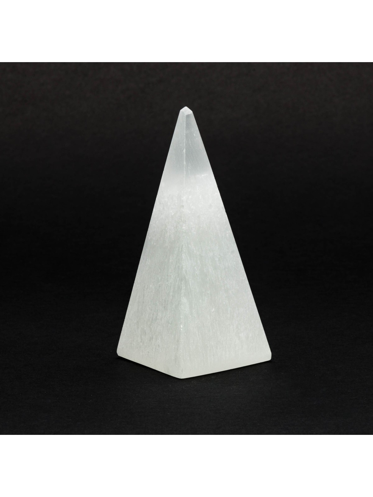 Piramide in selenite