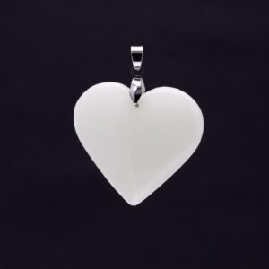 Anhänger aus weißem Opal