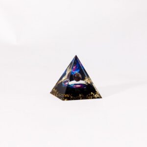 Orgonit-Pyramide mit Amethyst