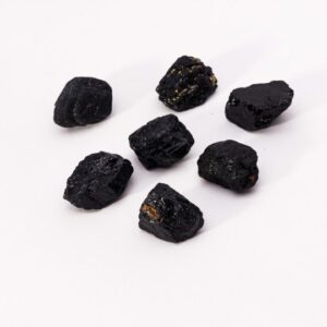 Kleine rohe schwarze Turmalin