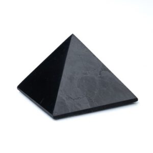Pyramide aus polierter Shungit
